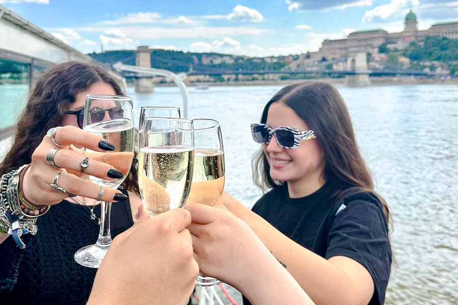 Budapest Danube River Sightseeing Cruise with Brunch & Drinks, Budapest