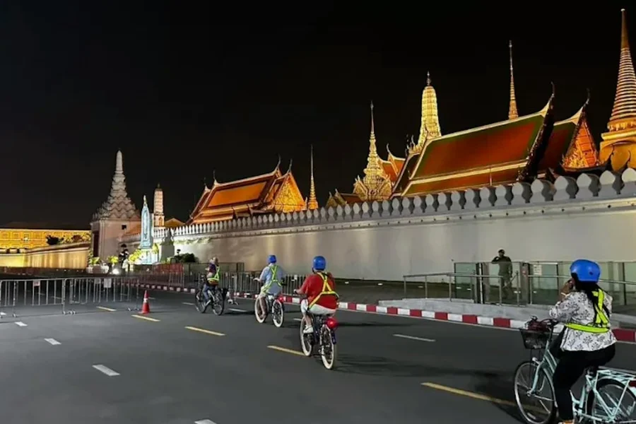 Bangkok: Tur Sepeda Pemandu Saat Matahari Terbenam + Makan Malam, at Bangkok Bike Tours, Bangkok