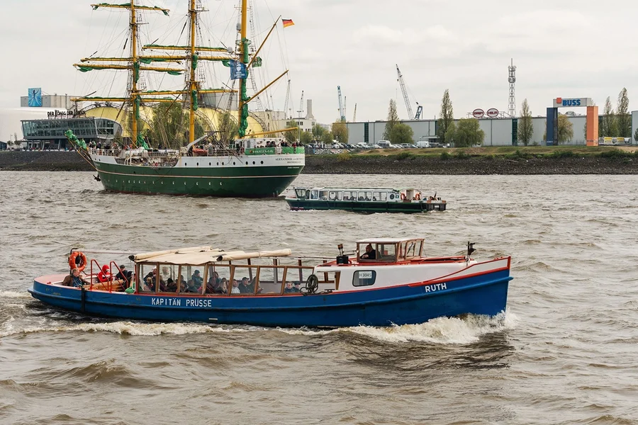 2-Hour Harbor Cruise in Hamburg with Live Commentary in German, Hamburg