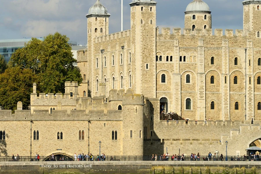Tower of London: Early Guided Tour + Crown Jewels & Opening Ceremony, at Tower of London