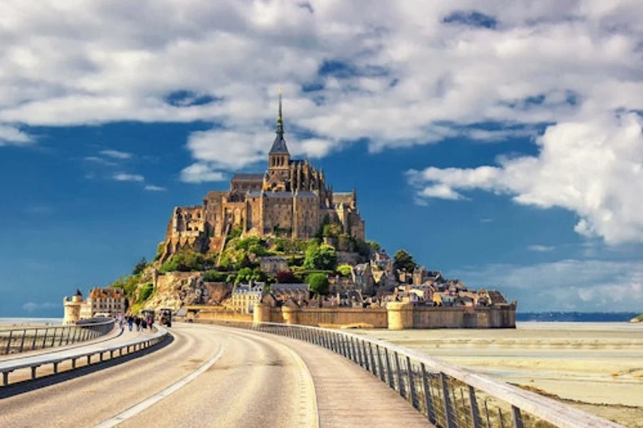 Illa de Mont Saint-Michel: Aplicació d'audioguia de TouringBee, at Mont Saint-Michel Abbey, Le Mont Saint Michel