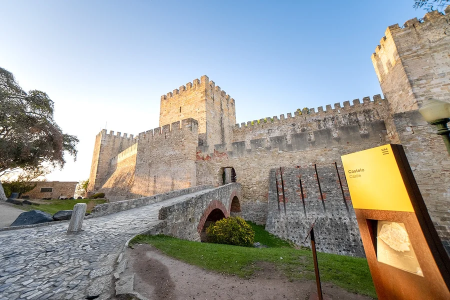 São Jorge Castle Guided Tour, at Restaurante Conqvistador, Lisbon and Sintra