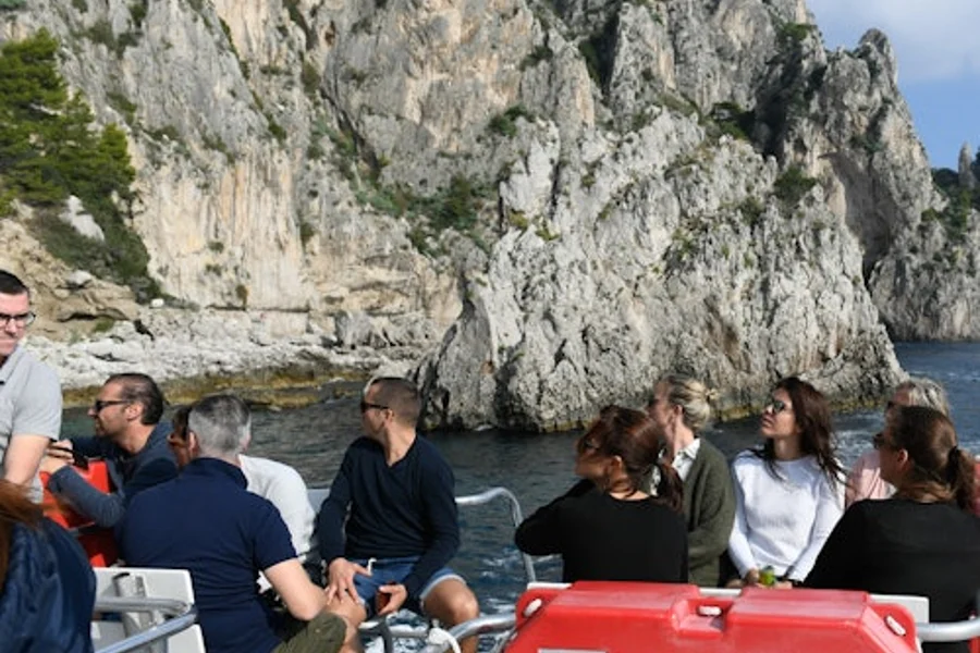 Capri: Saari-veneajelu + Edestakainen matka Sorrentosta, Capri