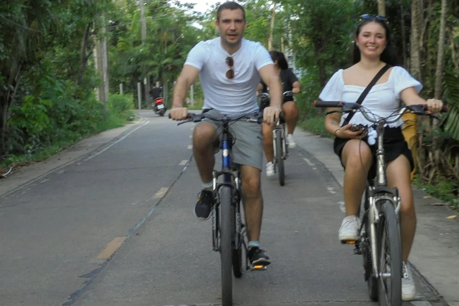 Bangkok: Tur Sepeda Pagi + Perjalanan Perahu Longtail, at Bangkok Bike Tours, Bangkok