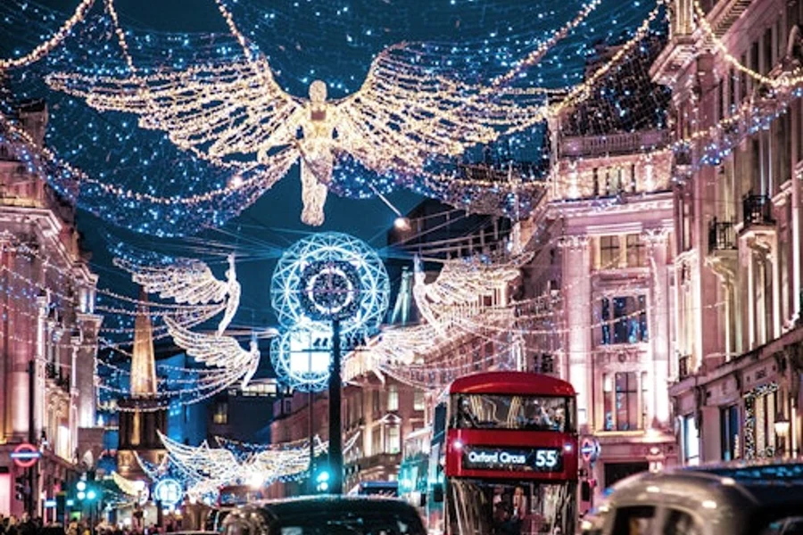 Świąteczna wycieczka po iluminacjach Londynu zabytkowym autobusem z otwartym dachem, at London City Tours, London