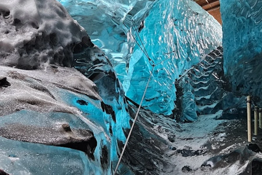 Tur Wisata Gua Es di Höfn Glacier, at Höfn Glacier Tours, Hofn