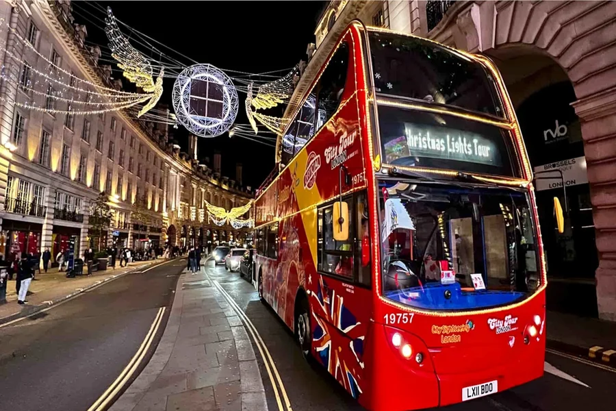 Zwiedzanie miasta: Autobusowa wycieczka po świątecznych światłach Londynu, at London Hop-on Hop-off Tours, London