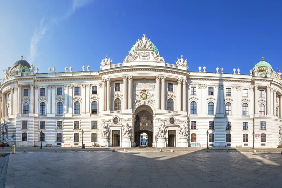 تور راهنمای معماری مدرسه سوارکاری اسپانیایی, Vienna