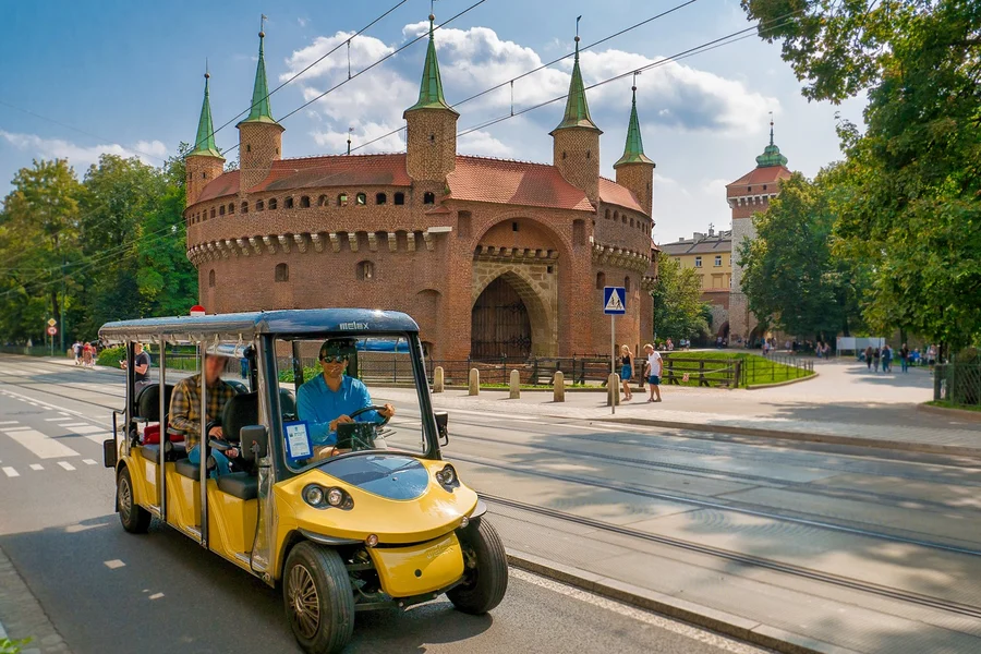 Recorrido guiado en auto eléctrico por Cracovia con audio, at Plac Jana Matejki 3, 31-157, Krakow