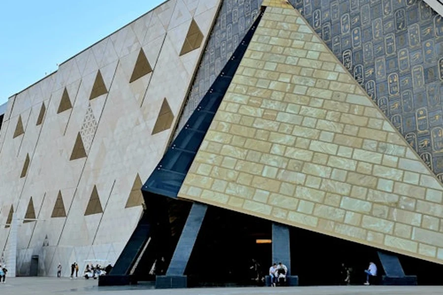 Giza Pyramids, Sphinx & Grand Egyptian Museum: Guided Tour + Transport + Lunch