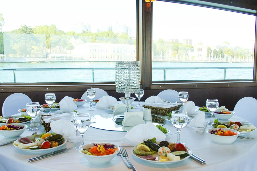 博斯普鲁斯海峡和黑海两道菜午餐游船及游泳机会, Istanbul