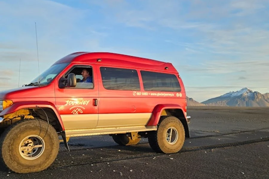 Pantai Pasir Hitam: Tur Super Jeep, at Höfn Glacier Tours, Hofn