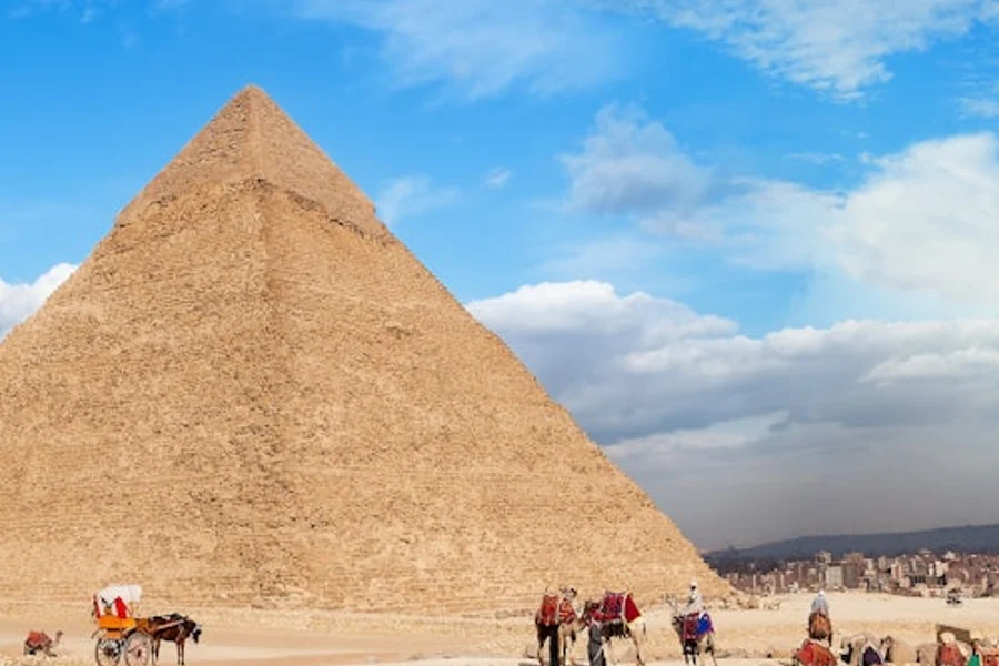 Giza Pyramids, Sphinx & Egyptian Museum: Guided Tour from Hurghada