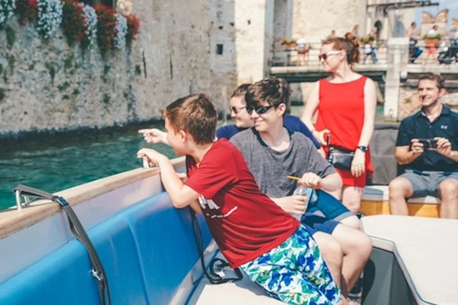 تور قایقرانی و غارهای کاتولو در سیمیونه, at Lake Garda Boat Tours, Sirmione