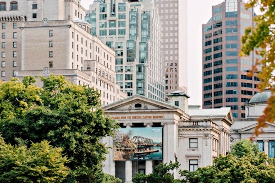 Vancouver: Guided Bus Tour, Lookout Tower Entry & Stanley Park Walking Tour, Vancouver
