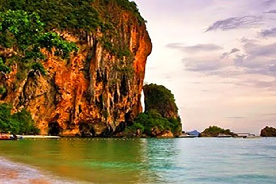 Krabi: Phranang-luolan auringonlaskukierros ja yösukellus pitkähäntäveneellä, Krabi