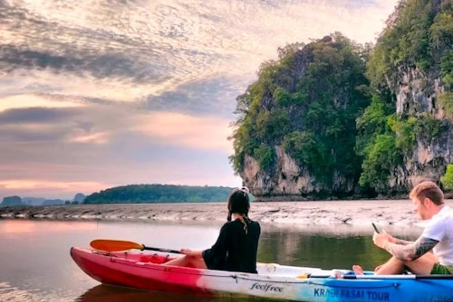 Krabi: Ao Thalan auringonlaskun kajakkikierros BBQ-illallisen kera, Krabi