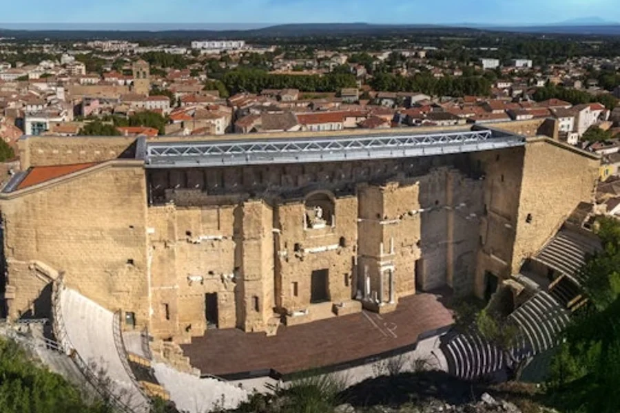 Orange: Riikinkukonportti, Taide- ja Historiallinen Museo, Roomalainen Teatteri + VR-kokemus, at Théâtre Antique d'Orange, Orange