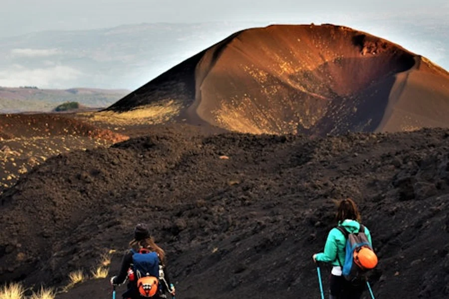 埃特納早晨或日落的短途旅行以及參觀熔岩洞穴, at Mount Etna, Nicolosi