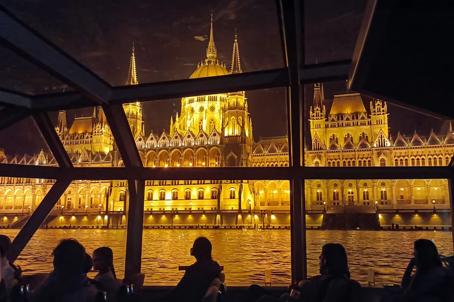 Pelayaran Pemandangan Malam Sungai Danube Budapest, Budapest