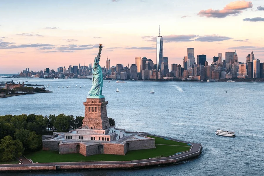 Vapaudenpatsaan ja Ellis Islandin liput lauttakuljetuksella Battery Parkista, at Statue of Liberty, New York