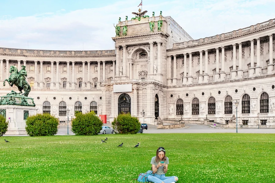 موزه سیسی: تور راهنما با عبور از صف در هافبورگ و باغها, Vienna
