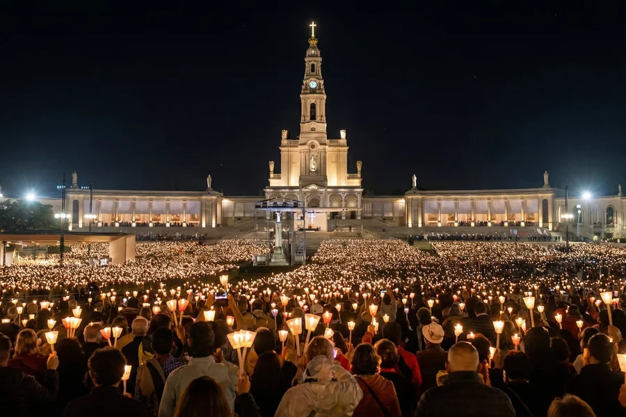 From Lisbon: Fatima Night Pilgrimage Tour with Candlelight Procession, Lisbon and Sintra