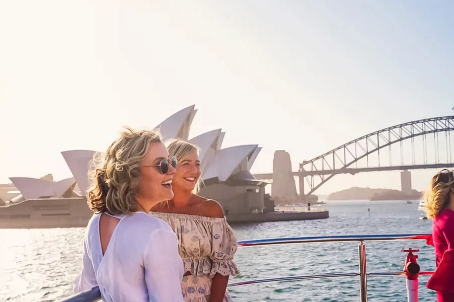 کشتی کروز بار کاپیتان کوک در بندر کوکتل, Sydney