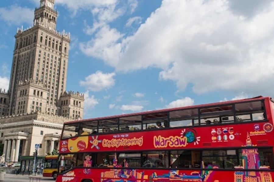 Hop-on Hop-off autobus u Sharjahu, Warsaw