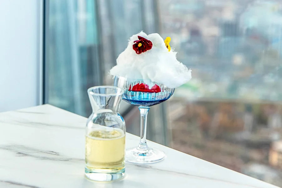 द व्यू फ्रॉम द शार्ड की ऑल-इंक्लूसिव टिकट्स चैंपेन के साथ, at The Shard, London
