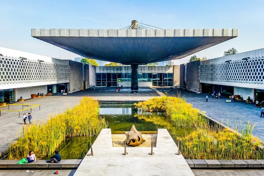 特奧蒂瓦坎遺址 + 前西班牙城市徒步遊,並附博物館的人類學訪問, at At the flagpole in front of the main entrance, Mexico City