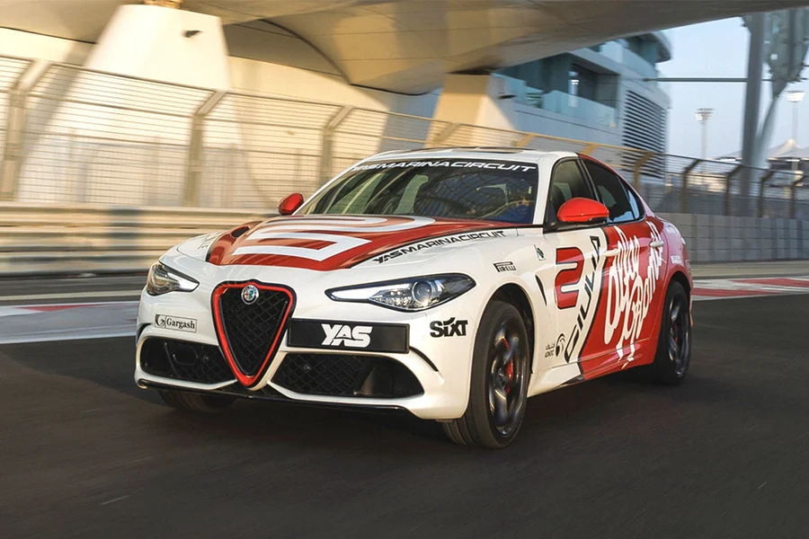 阿尔法·罗密欧Giulia Quadrifoglio 乘客体验 - 亚斯码头赛道, Abu Dhabi