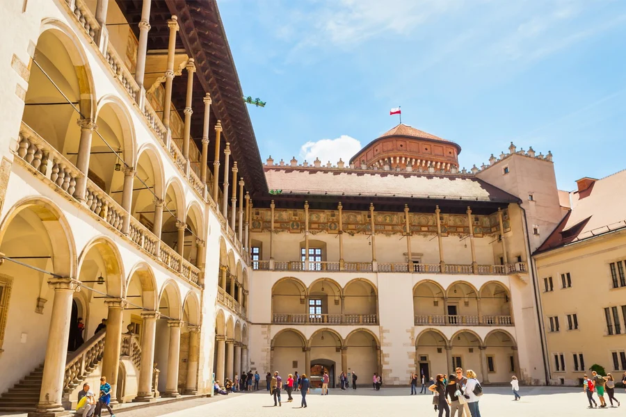 Recorrido Guiado por la Colina Real de Wawel, at Sklepik Magiczny, Krakow