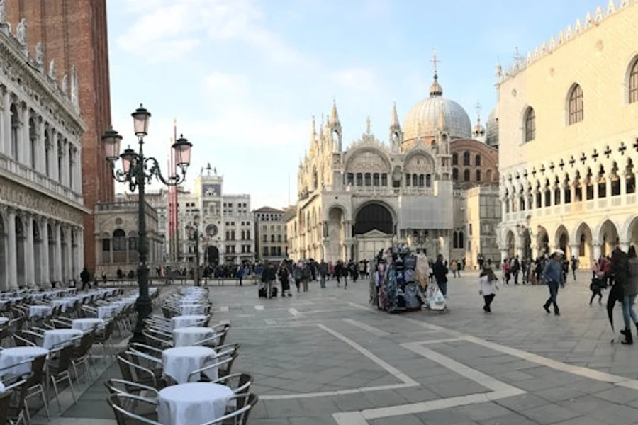 تجربه ونیز: سفر یک روزه همراه با راهنما از دریاچه گاردا, at Lake Garda Day Trips, Sirmione
