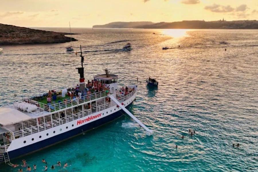ब्लू लैगून: सूर्यास्त क्रूज, at Malta Blue Lagoon Cruises & Boat Tours, Ghajnsielem