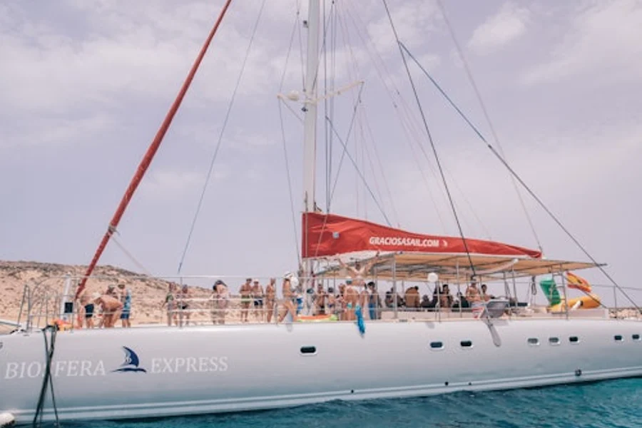 La Graciosa: Catamaran Tour + Lunch + Roundtrip Ferry from Lanzarote, Lanzarote