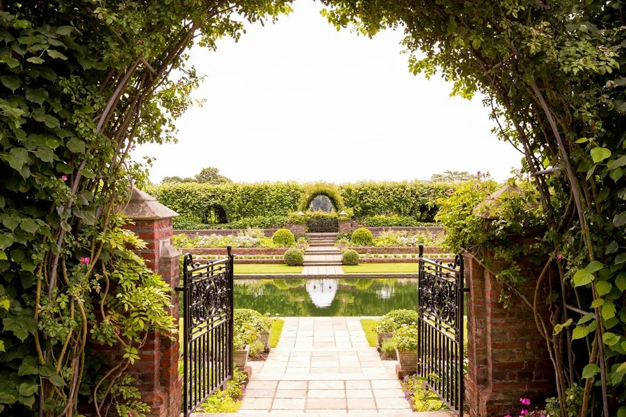 London: Guided Walking Tour + Changing of the Guard + Kensington Palace Entry, at London Royal Tours