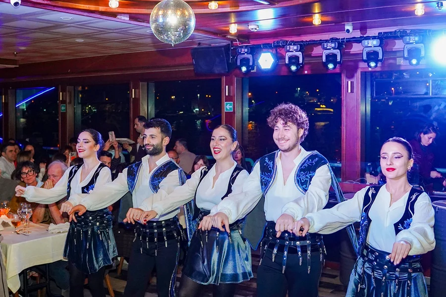 博斯普鲁斯海峡四道菜晚餐巡游,享现场表演和私人桌位, Istanbul