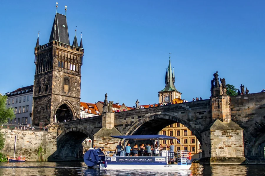 Tour en vaixell pel riu a Praga amb cervesa il·limitada, Prague