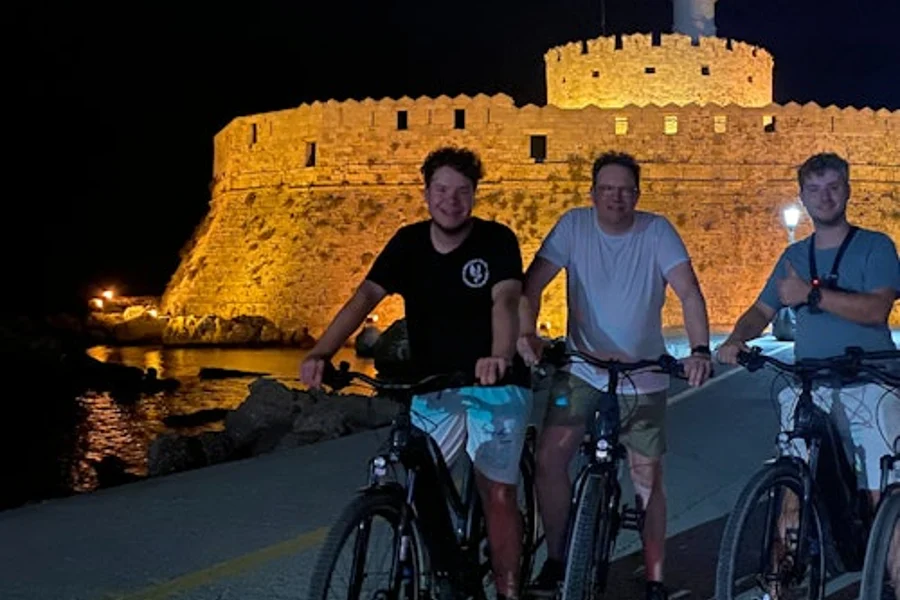 Tour gastronómico nocturno de la antigua ciudad en bicicleta eléctrica en Rodas + Bebida y Meze Griego, Rhodes
