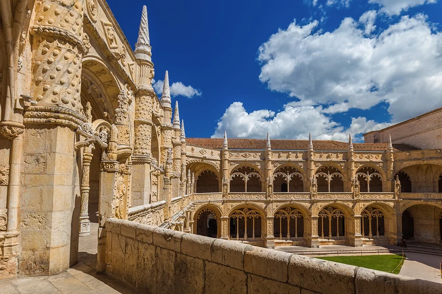 Lisboa Card: Access to 50+ Attractions & Unlimited Public Transportation, Lisbon and Sintra