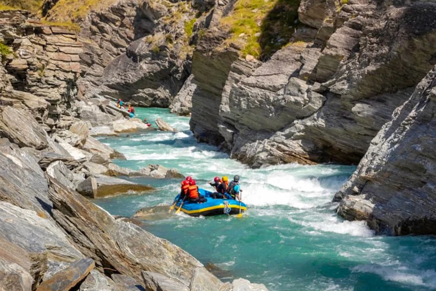 Pagsasagwan sa Puting Tubig ng Ilog Shotover, at RealNZ Queenstown Visitor Centre, Queenstown