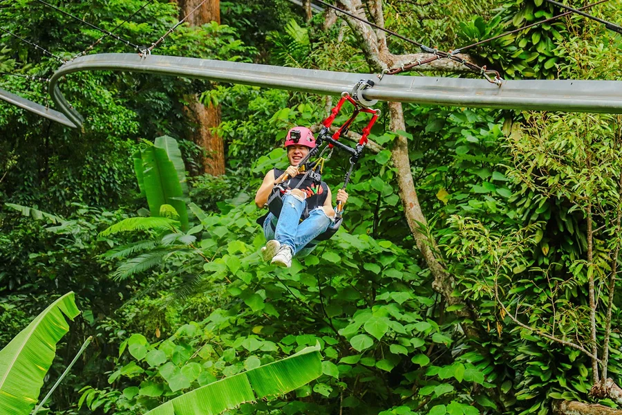 Paket Kombo Hanuman World B+: 18 Platform Zipline + Roller Zipline + Jalan di Atas Langit + Makan dengan Transfer Pulang Pergi, Phuket