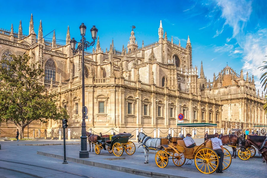 Alcázar of Seville + Seville Cathedral + La Giralda Skip-the-Line Guided Tour, at Seville Tourist Office, Seville