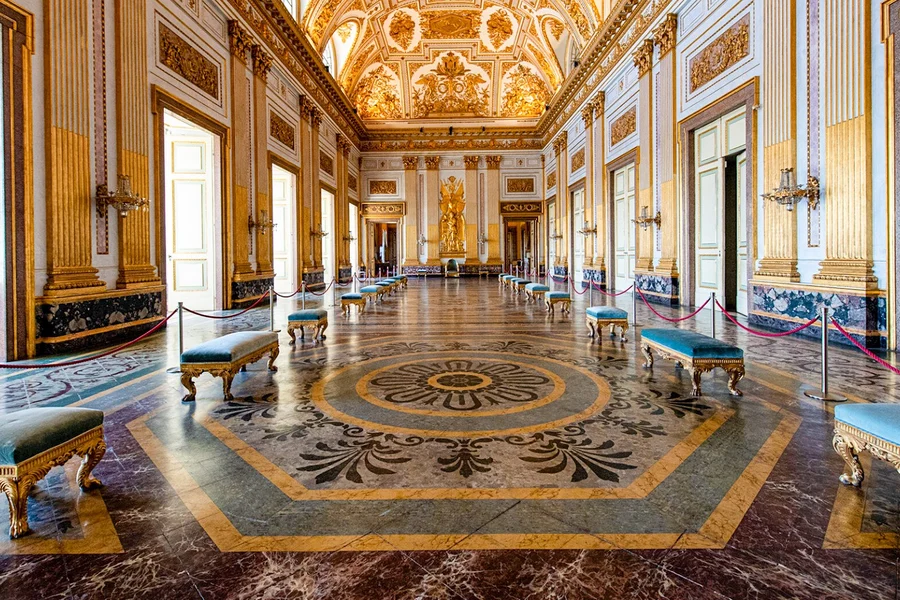 Lawatan Berpandu Berkumpulan Kecil ke Istana Diraja Caserta, at Royal Palace of Caserta, Pompeii and Naples
