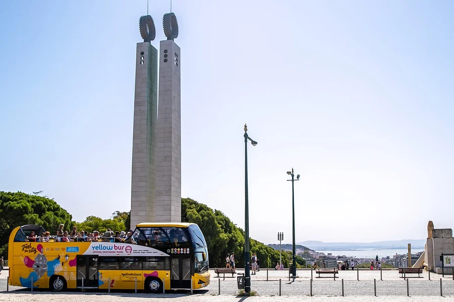 Keltainen bussi: Lissabonin Hop-On Hop-Off -bussikierros mahdollisuudella lisätä raitiovaunu- ja veneretki, at Praça da Figueira, Lisbon and Sintra