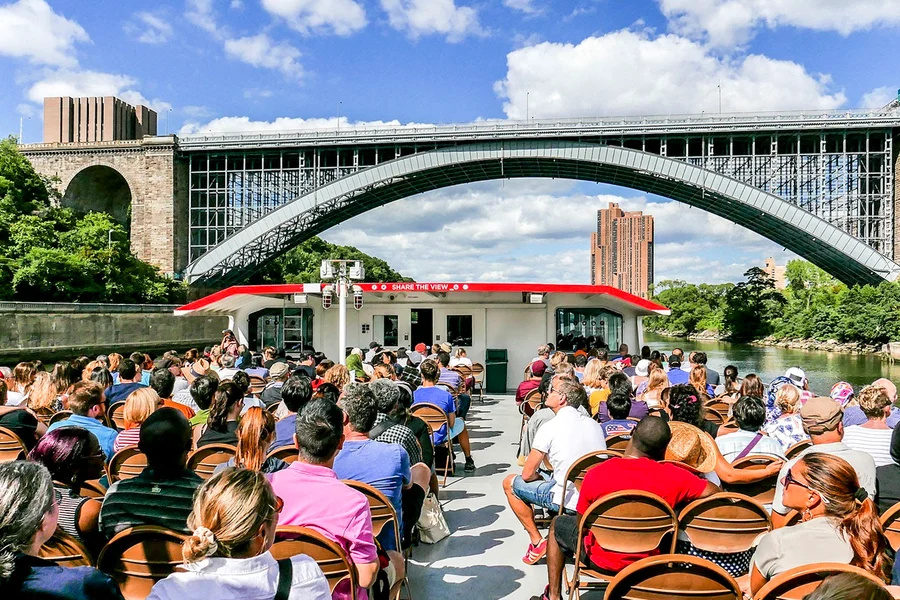 Круїз по визначних місцях Нью-Йорка з Circle Line, at Circle Line Sightseeing Cruises, New York