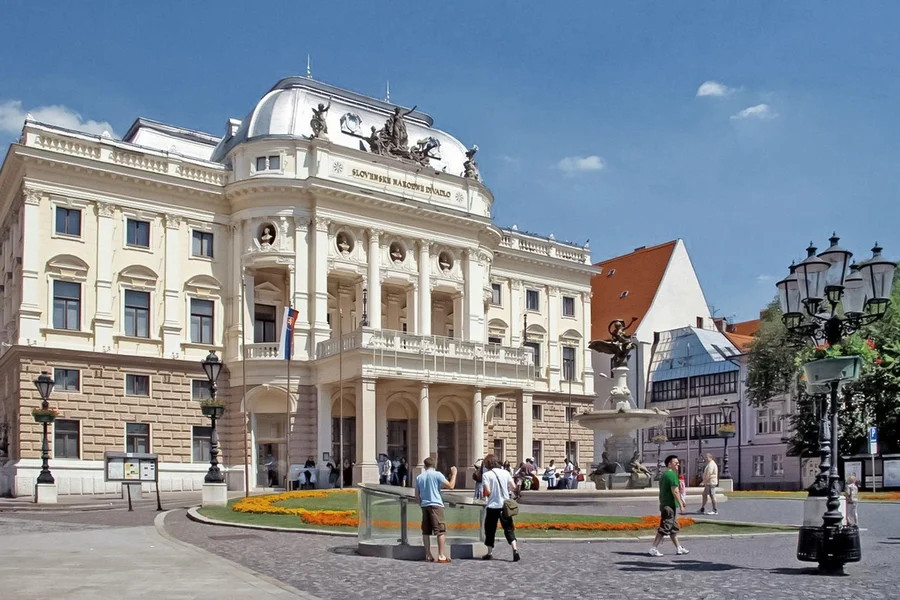 تور پیادهروی با راهنما در براتیسلاوا همراه با ورود به قلعه, Vienna