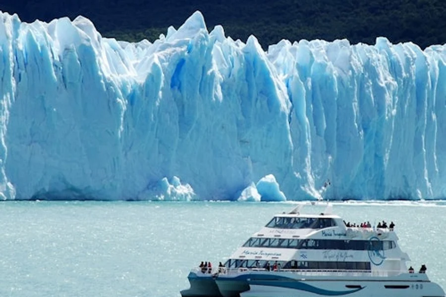佩里托莫雷诺冰川:豪華遊輪 + 美食午餐, at Perito Moreno Glacier, El Calafate