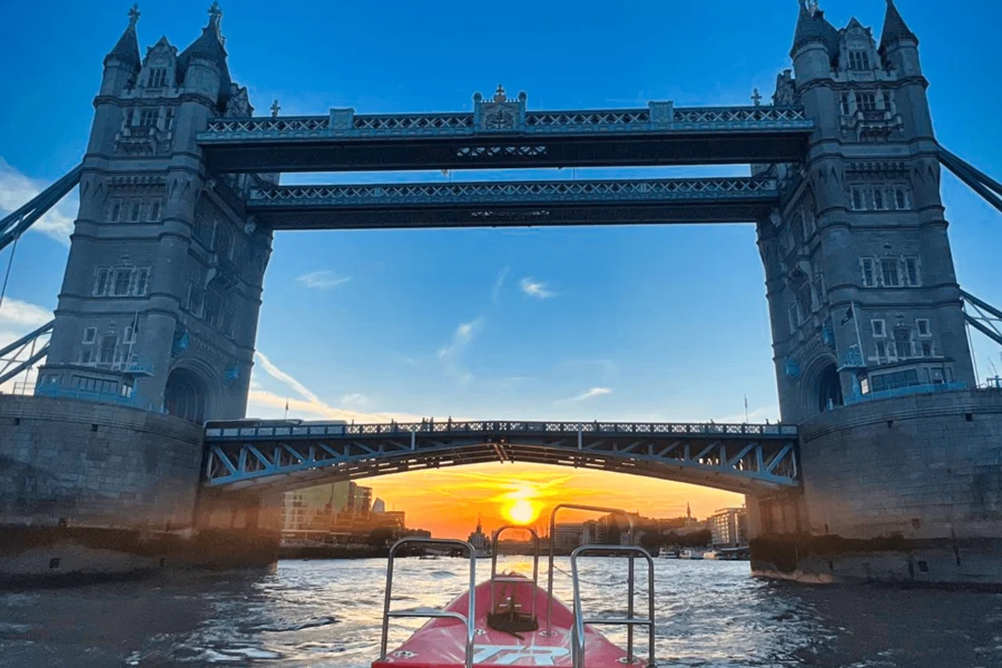 थेम्स रॉकेट्स नाइट स्पीडबोट एडवेंचर टूर, London